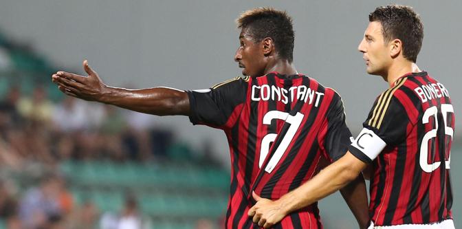 Vergogne italiane: il centrocampista francese del Milan, Kevin Constant, lascia il campo in segno di protesta per alcuni cori razzisti che gli erano stati rivolti nello stadio. Ansa